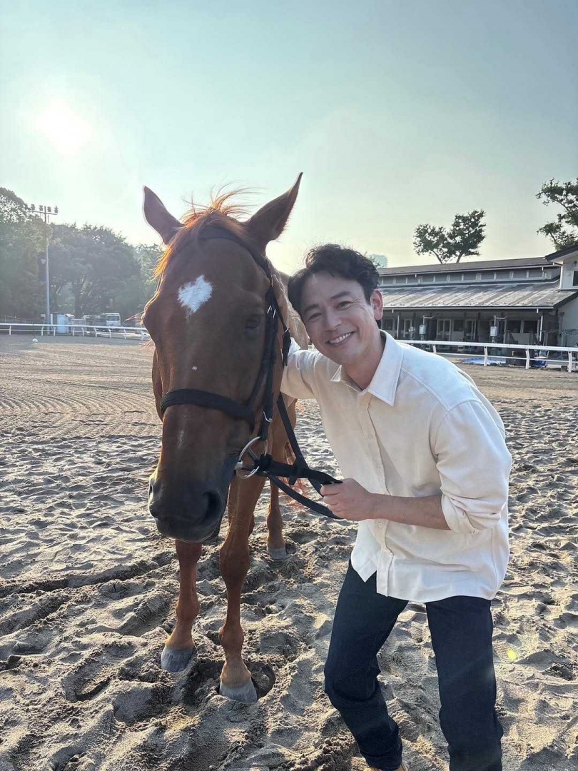 妻夫木聰和馬培養感情。（圖／翻攝自榮耀家族IG）