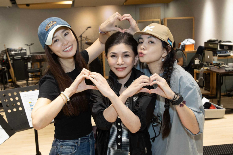 林心如、張清芳、Ella，3人互動宛如大型姐妹聚會。（圖／上引娛樂提供）