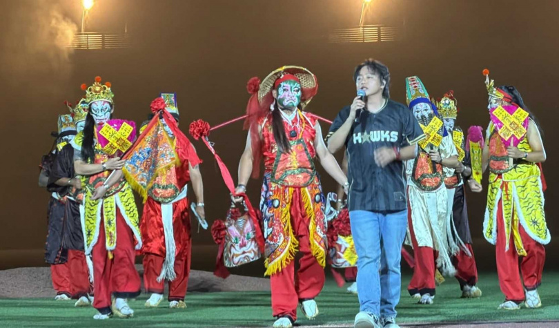 梁文音、魏如昀、賴銘偉，一同受邀出席28日臺北大巨蛋舉辦的「鷹JOY」主題日。（圖／環球音樂提供）