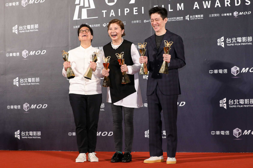 《返校》為本屆最大贏家，《返校》電影監製李耀華（左起）、監製李烈和導演徐漢強開心領獎。（圖／攝影組）