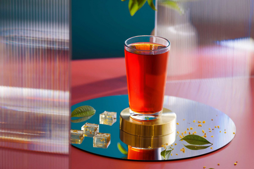 「桂花紅茶」嚴選斯里蘭卡高山紅茶，搭配黃金桂花窖製而成，將桂花優雅甜蜜香氣搭配濃郁發酵的清香紅茶，讓優雅的桂花在茶湯中綻放。
