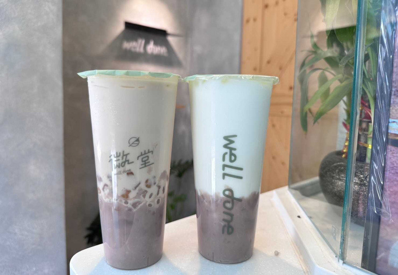 除了新品「大甲芋頭奶茶」（左），微堂也供應「大甲芋頭鮮奶」。（圖／微堂提供）