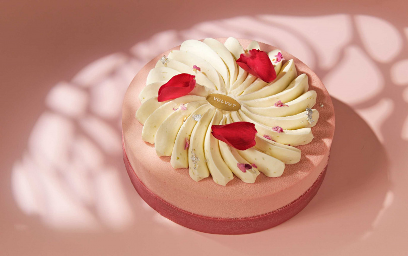 「Ruby」主題蛋糕可感受到在口中慢慢融化的荔枝紅寶石巧克力甘納許，收服挑嘴的媽媽。（圖／法絨提供）