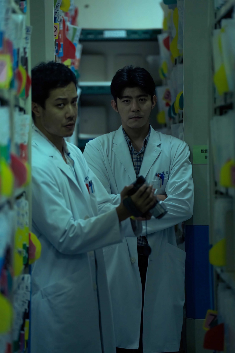 《疫起》王柏傑（右）與飾演記者的薛仕凌有多場精彩對手戲。（圖／CATCHPLAY提供）
