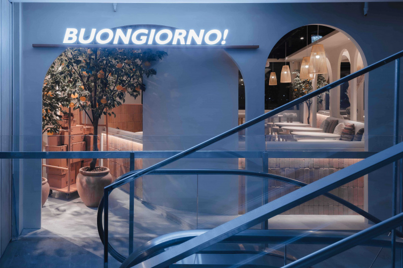 門口「Buongiorno」的歡迎詞，以義大利文的日安，感受貳樓帶給用餐旅客最熱情的歡迎！(圖/晴天見設計拍攝)