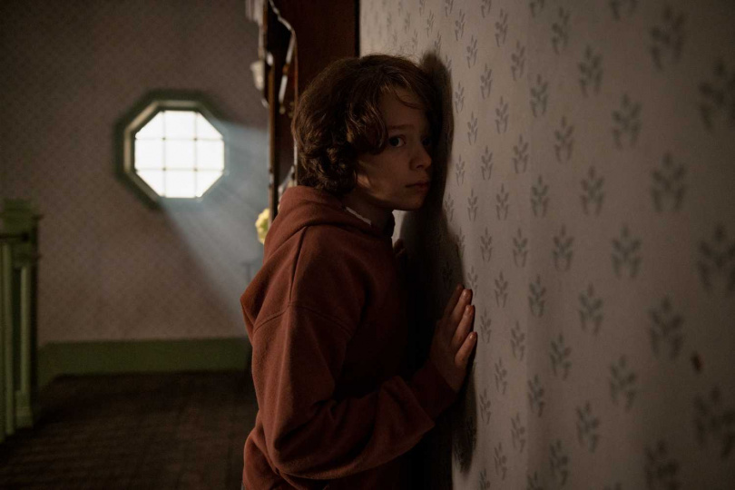 英國天才童星伍迪諾曼飾演《鬼打牆》裡的倒楣小男孩。（圖／車庫提供）