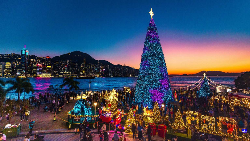 「香港繽紛冬日巡禮」將於11/24～2024/1/1起跑，在西九文化區以巨型耶誕樹點綴維港，打造耶誕必打卡熱點。（圖／香港旅遊發展局提供）