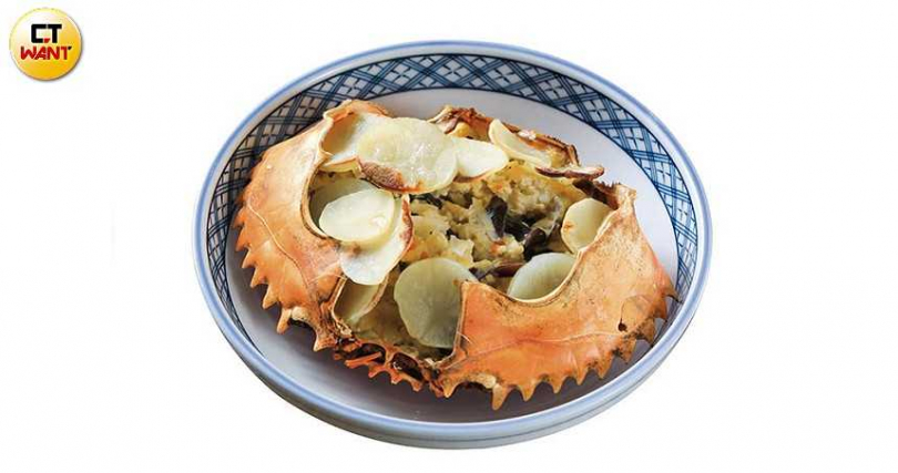 以蟹殼作器皿，將蟹肉美味濃縮於蟹殼中，上層以馬鈴薯片裝飾的「蟹獻珍」，是日本料亭的細緻料理。（攝影／馬景平）