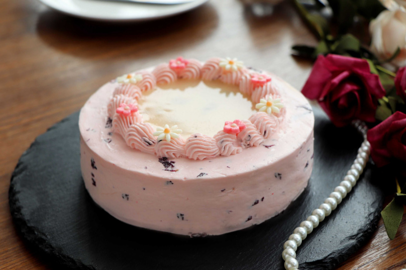 預定母親節宴席貴賓，每桌甜點享升等母親節限定「玫瑰荔枝起士蛋糕」優惠。