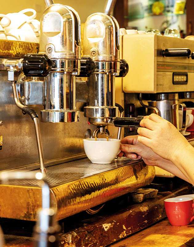EMMERICH咖啡茶葉店，以傳統壓力機做出好喝的義式咖啡。（60～100元）（圖／焦正德攝影）