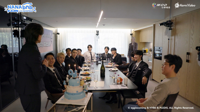 製作單位謊稱是拍「出道10週年特別節目」,要求全員穿著正裝登場,不過勝寛敏銳地發覺不對勁。(圖/Hami Video提供)