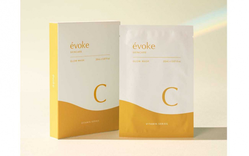 小資族必收évoke醒沐「維他命C水光面膜」,注入抗氧化力極強的維他命C,搭配蠟菊萃取與喜馬拉雅白龍膽,可均勻膚色並有效穩定膚況。(圖/品牌提供)