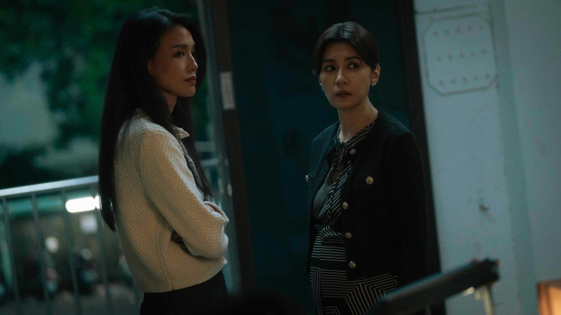 賈靜雯身為律師，代表受害者家屬爭取司法正義。（圖／Netflix提供）