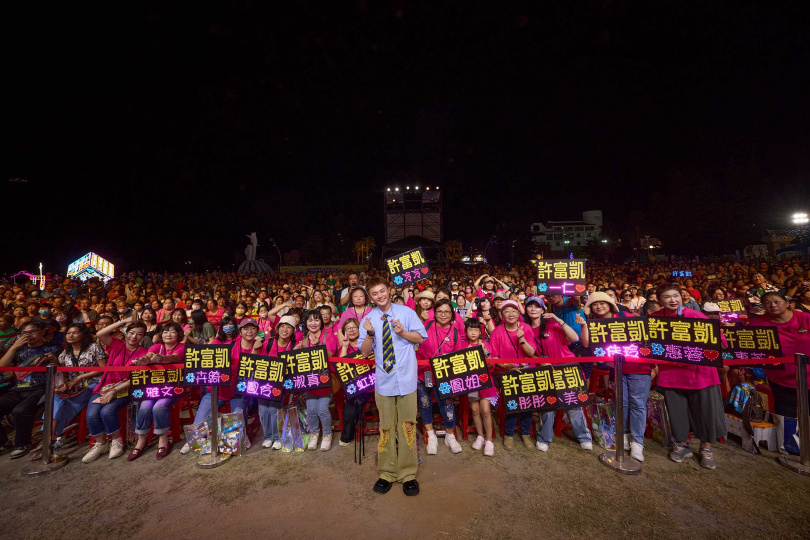 鐵粉們拿著燈牌為許富凱應援。（圖／交通部觀光署澎湖國家風景區管理處提供）