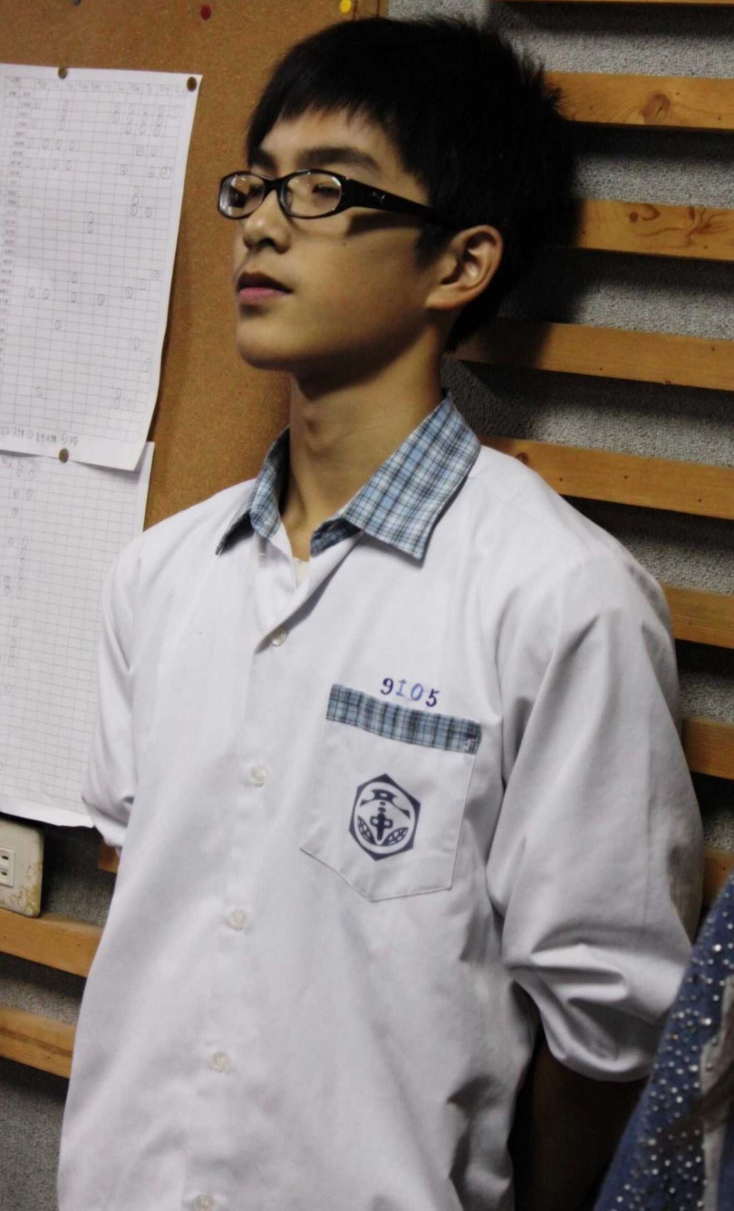 曾敬驊曝光自己國中時期戴粗框眼鏡略微青澀的照片,被網友大讚「從小帥到大」。(圖/牽猴子提供)