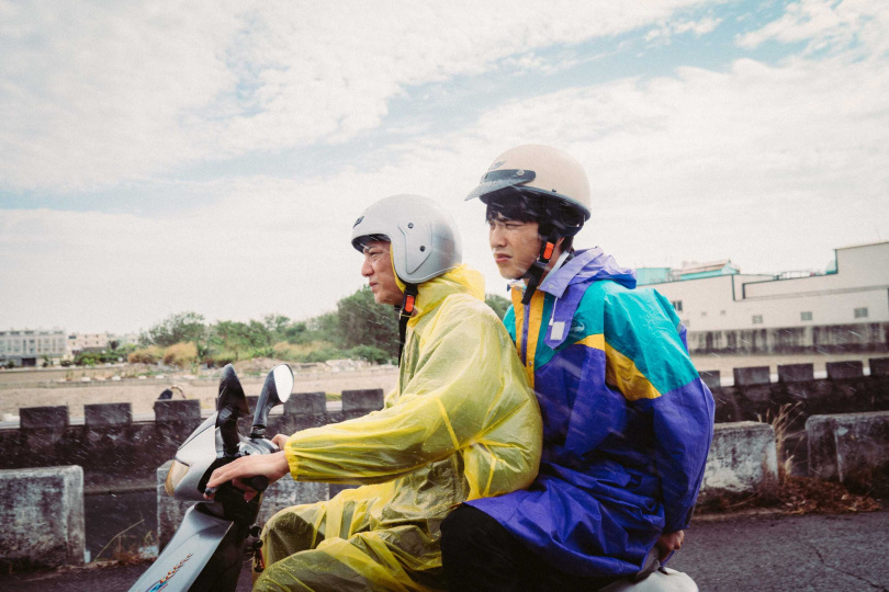 官方社群公開「忍痛剪掉系列」的未播片段,影迷敲碗已久的「爸爸藍葦華(左)雨中接兒子曾敬驊(右)」影片掀起熱議。(圖/牽猴子提供)