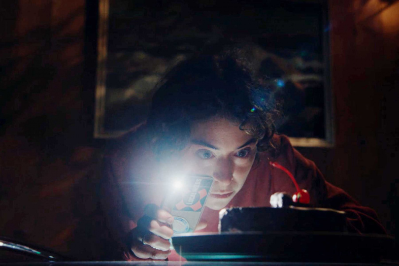 塔緹安娜瑪斯蘭尼一幕猛嗑蛋糕的戲，讓她在得知背後意義時，噁到驚呼「這是什麼鬼」。（圖／采昌提供）