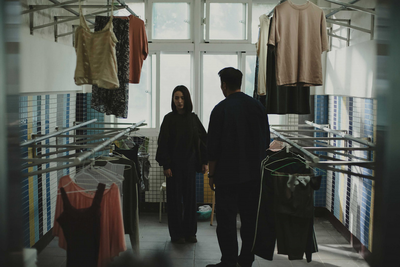 《深度安靜》林依晨(左)以極度內斂的演出刻畫角色難以言說的混亂與痛楚。(圖/風起娛樂提供)