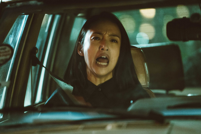 《深度安靜》林依晨(左)在車內一場情緒失控戲爆發力十足,令人屏息。(圖/風起娛樂提供)