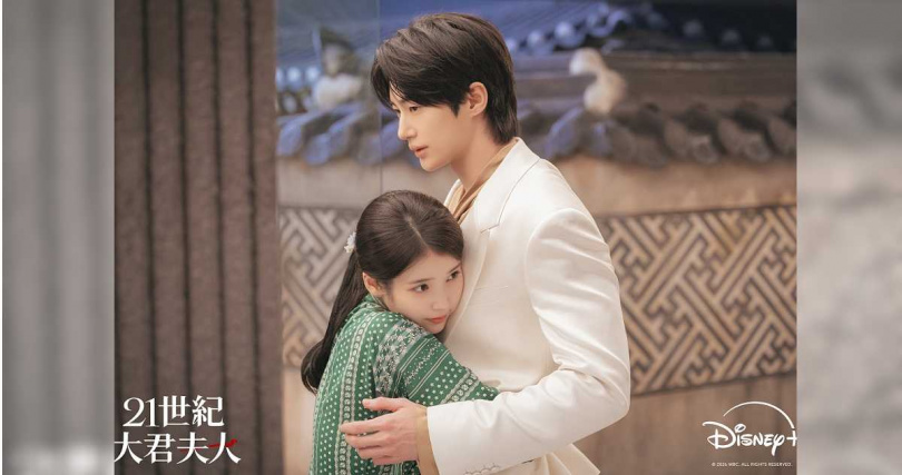 IU在劇中對邊佑錫展開強烈攻勢，還主動求婚。（圖／Disney+提供）