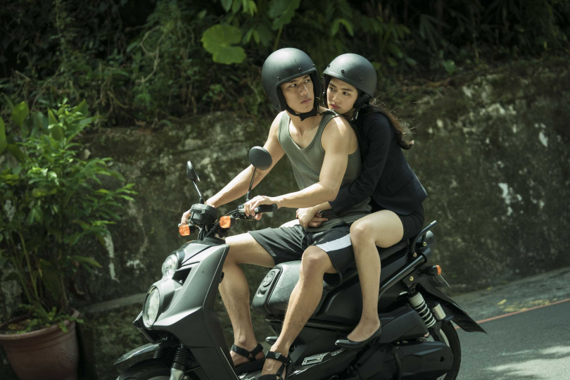 朱軒洋(左)、雷嘉汭在電影《哭悲》中飾演情侶。(圖/麻吉砥加提供)