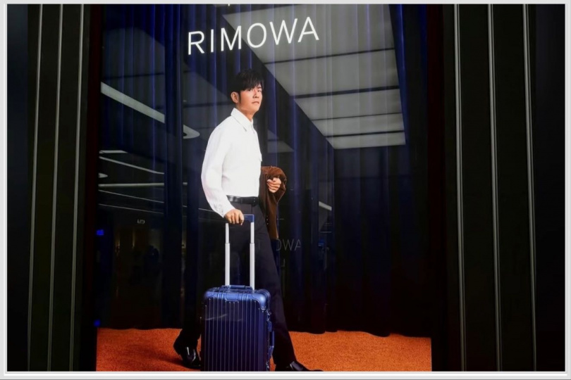 RIMOWA全球品牌大使周杰倫分享全新形象大片,並親自邀請粉絲票選最喜歡的照片。(圖/翻攝jaychou IG)