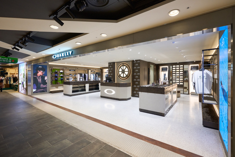 OAKLEY忠孝SOGO全新概念合作專門店集結眼鏡、服飾與配件,提供更完整的穿搭選擇。(圖/品牌提供)