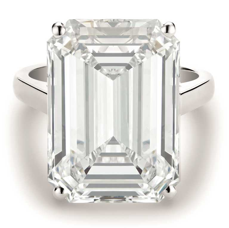 DE BEERS「DB Classic」系列，頂級珠寶鉑金祖母綠式切割鑽石戒指╱146,200,000元。（圖╱DE BEERS提供）