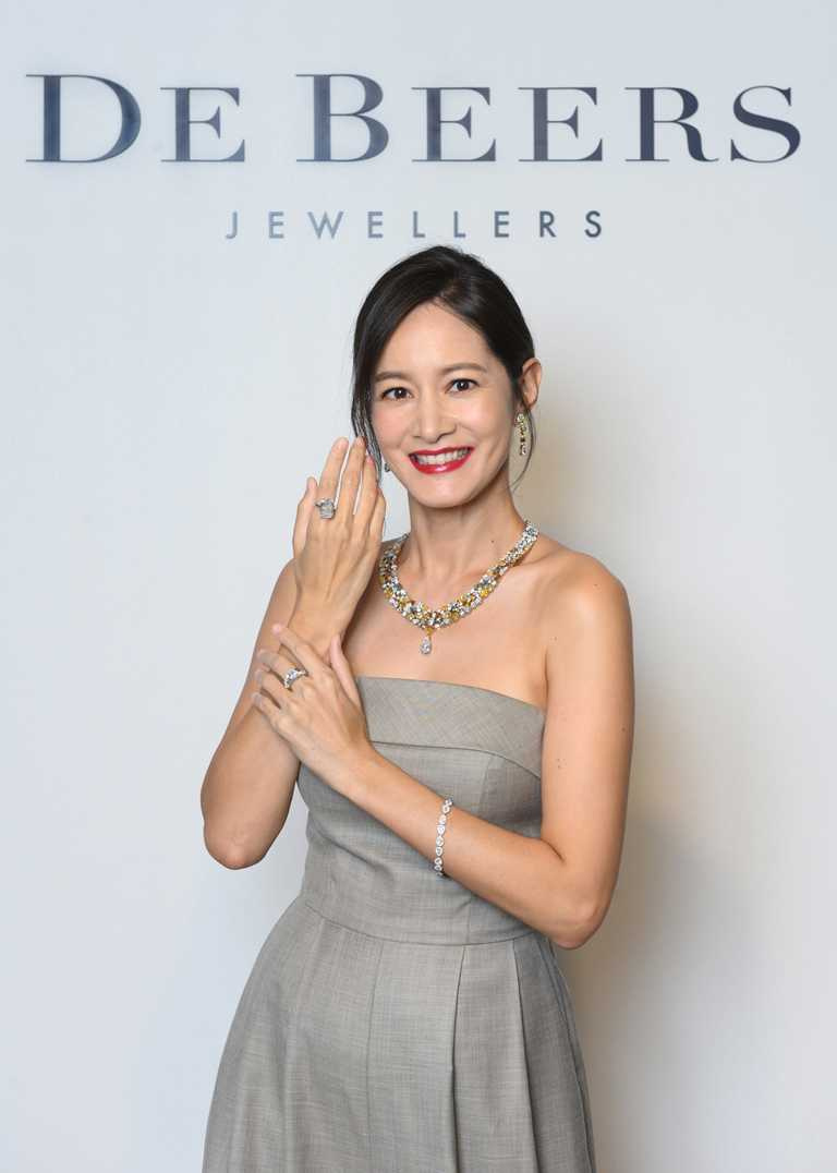 知性女星Janet謝怡芬，佩戴DE BEERS「Soothing Lotus」系列頂級珠寶，沉浸天然美鑽的獨特魅力。（圖╱DE BEERS提供）