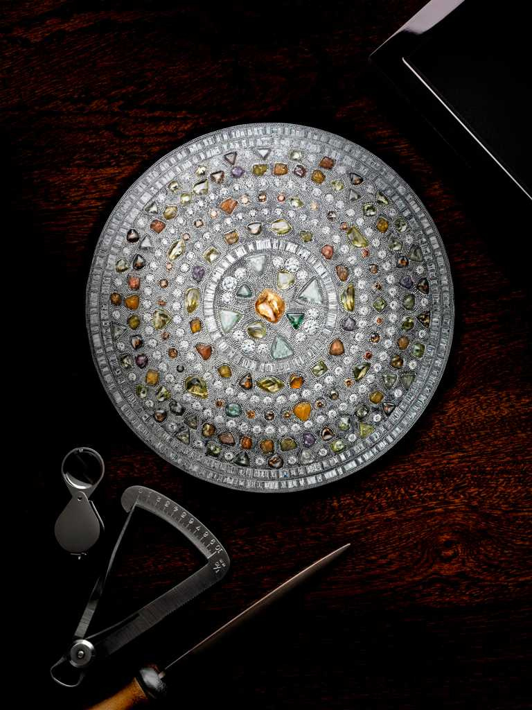 DE BEERS「Talisman Wonder」大型徽章式鍊墜╱靈感源自古文明時期的護身符，由110顆鑽石原石，搭配581顆各式車工美鑽，鑲嵌於白金圓盤而成；白蘭地色主鑽來自納米比亞，逾17克拉。（圖╱DE BEERS提供）