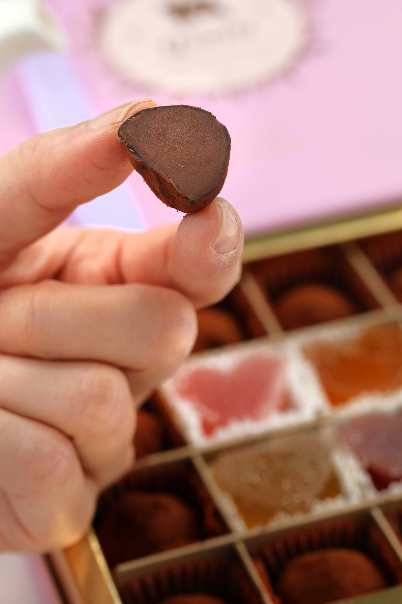 純手工製作的「法式松露巧克力」，外殼薄脆、內餡軟滑。(與法式軟糖組成禮盒，850元起／16入)