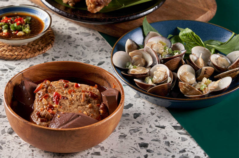 料多實在的「麻辣臭豆腐鴨血」與「蛤蛤蛤蛤蛤」，能滿足海鮮控的味蕾。