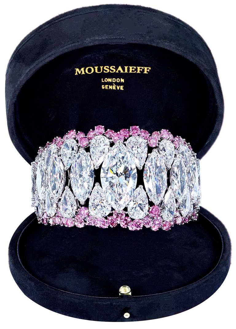 MOUSSAIEFF「高級白鑽粉鑽手鐲」，由24顆總重60.14克拉、DIF Type IIa白鑽，搭配馬眼及梨形切割白鑽、粉鑽鑲嵌而成╱逾2億元。（圖╱ANNA HU提供）