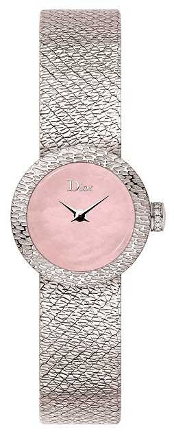 DIOR「La Mini d de Dior Satine」腕錶，19mm，精鋼錶殼，鑲嵌鑽石及粉紅珍珠母貝，石英機芯╱112,000元。（圖╱DIOR提供）