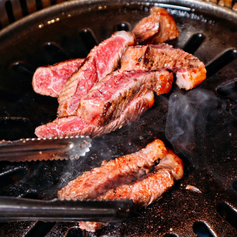 澳洲牧場「牛肋條」手工取出牛肋骨之間的肉品，以特製經典將之醃製，口感豐富、帶有嚼勁的肉質是不容錯過的美味之一（售價390元～550元）。（圖／新村站著吃烤肉提供）