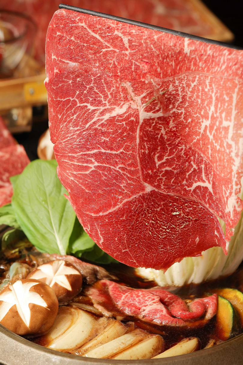 三燔本家推出「美牛股神壽喜燒吃到飽」活動，精切成出0.98mm的後腿股肉，採無限量供應。