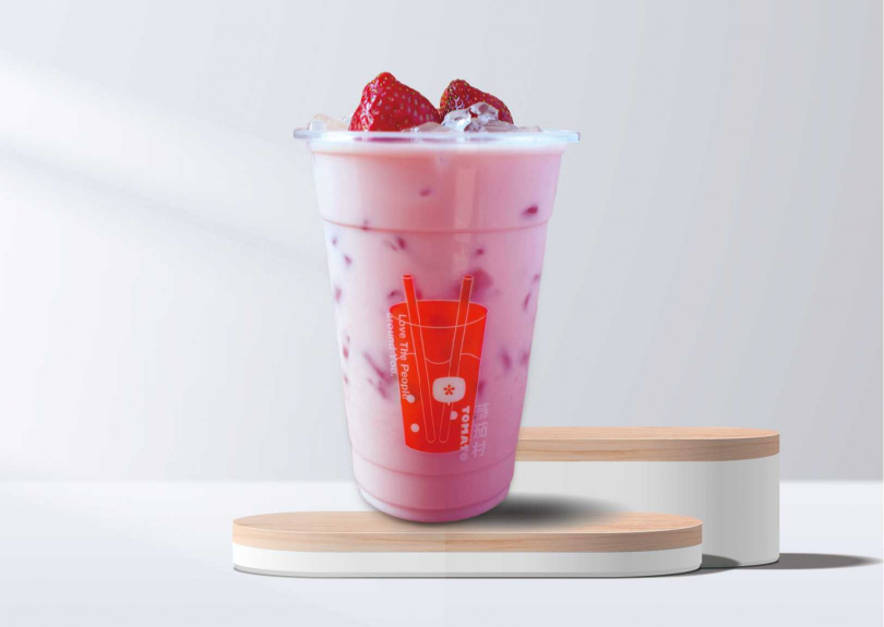 「蕃茄村」搭配草莓主題所推出的飲料新品「莓法忘記你幸福奶茶」，售價45元。