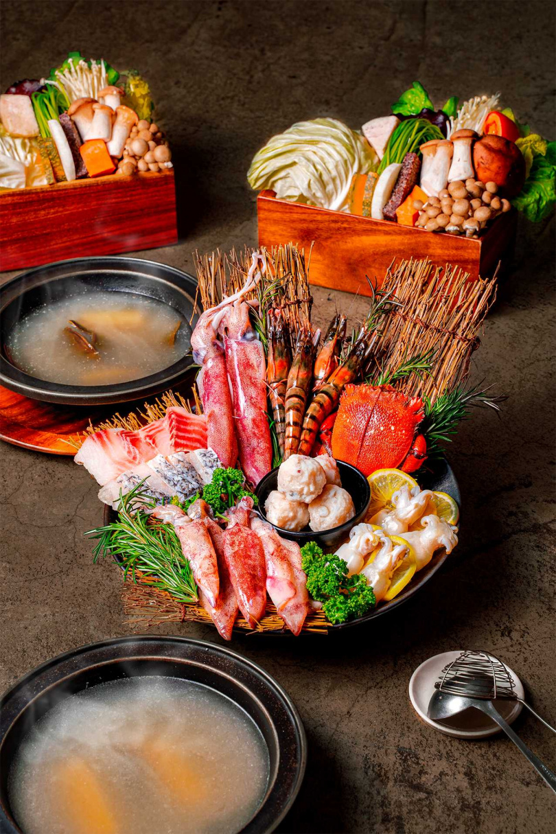 「澎湖海鮮雙人餐」每套1,480元，另加一成服務費。