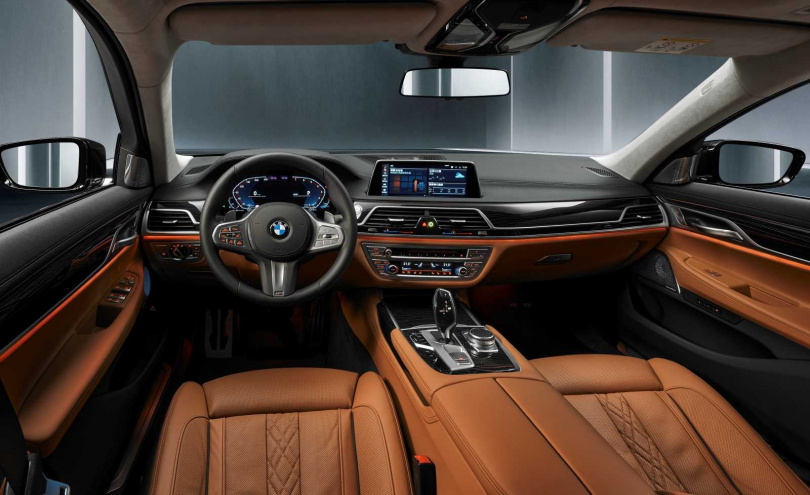  7系列M Sport層峰旗艦版標配BMW全數位虛擬座艙(含12.3吋虛擬數位儀錶、10.25吋中控觸控螢幕)、車況抬頭顯示器、360度環景輔助攝影、道路虛擬實境顯示功能、BMW智慧語音助理2.0與無線智慧型手機整合系統。