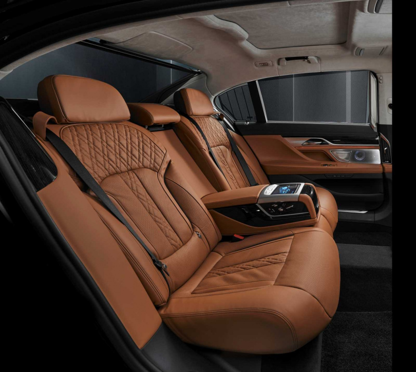 採用雙後座舒適型電動座椅含記憶功能、雙後座Alcantara麂皮頭枕、7吋後座專屬控制平板與頂級B&W鑽石級高傳真音響系統，構築出宛如絕佳頭等座艙格局的後座氛圍。