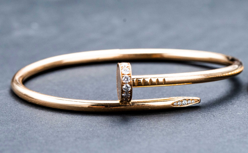 約36萬元的卡蒂亞（Cartier）釘子手環是汪東城人生第一件精品。（圖／莊立人攝）