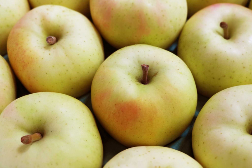 復興店週年慶主推年度熱銷第一日本蘋果品種，一周銷量破萬顆的日本青森縣「頂級弘前土岐蘋果（TOKI）箱購組」，一箱32顆原價4280元，驚喜優惠價2680元。