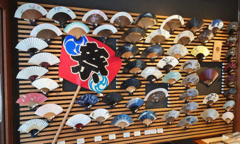 扇子在日本被認為是帶來好運的幸運物，設計雅緻圖騰繽紛的折扇深獲海內外觀光客青睞。（圖片來源：Ⓒ松根屋）