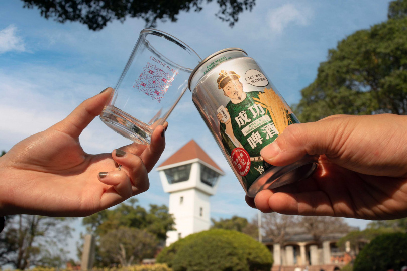 獨創在台式啤酒杯印上臺南400年圖騰，製作成啤酒杯禮盒，象徵舉杯歡慶之意。