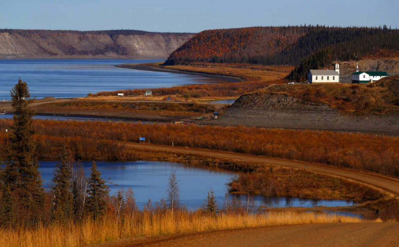 全加拿大境內唯一通往北極的高速公路「丹普斯特高速公路」，可欣賞沿途極地生態。（圖／加拿大西北地區旅遊局提供，Copyright@ Fischer）