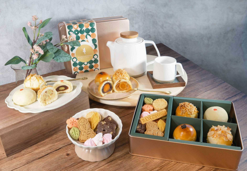  綠舞國際觀光飯店即日起至9/29推出「玉兔中秋月餅禮盒」內含4種精選口味月餅及一盒萌趣手作餅乾，售價880元。