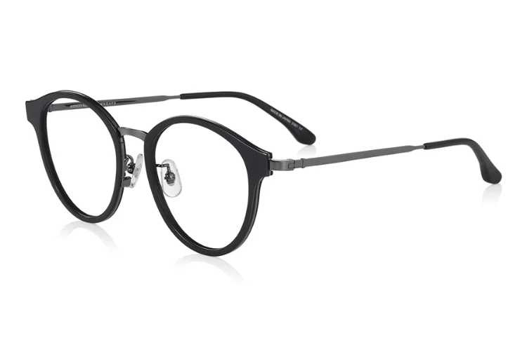 JOHN ANTHONY款式：強調時尚感的Boslington眼鏡框，不僅添加具有特色的細節，也融入了部分金屬裝飾。