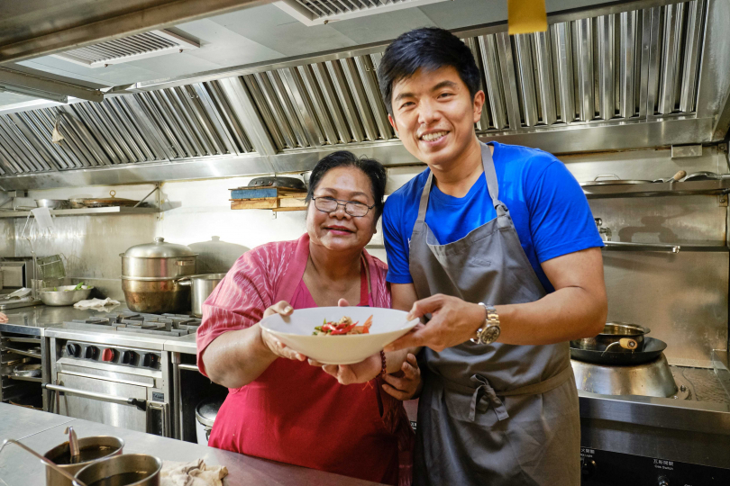 Chef Ton與和他親如至親的奶媽。（圖／baan Taipei提供）