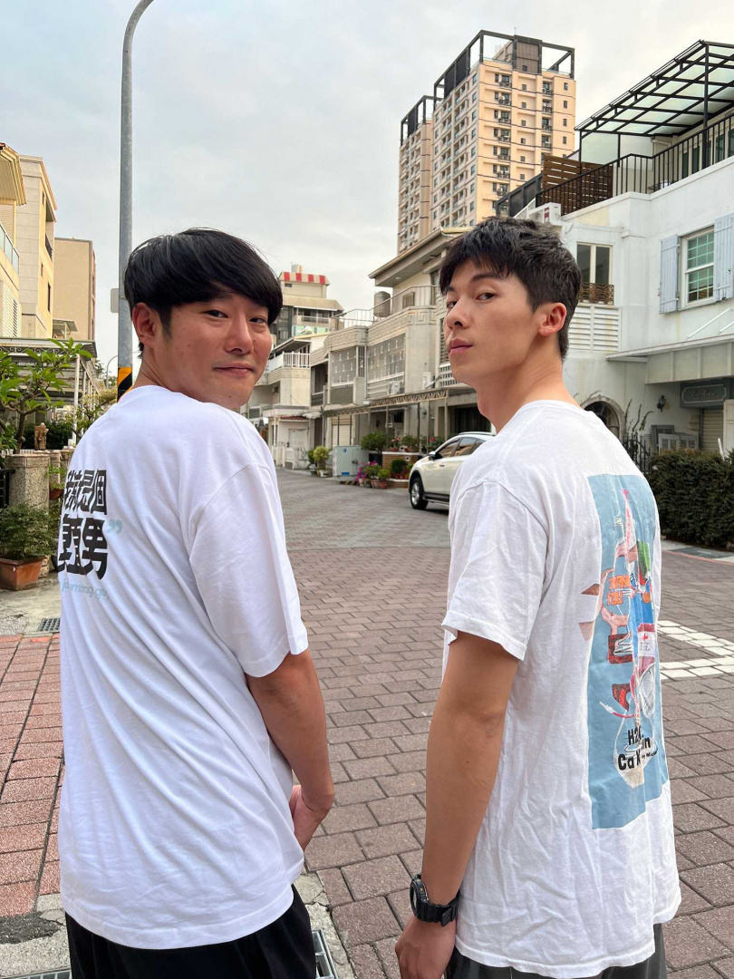 藤井道人（左）與許光漢互送對方電影周邊T-shirt。（圖／翻滾吧男孩電影提供）
