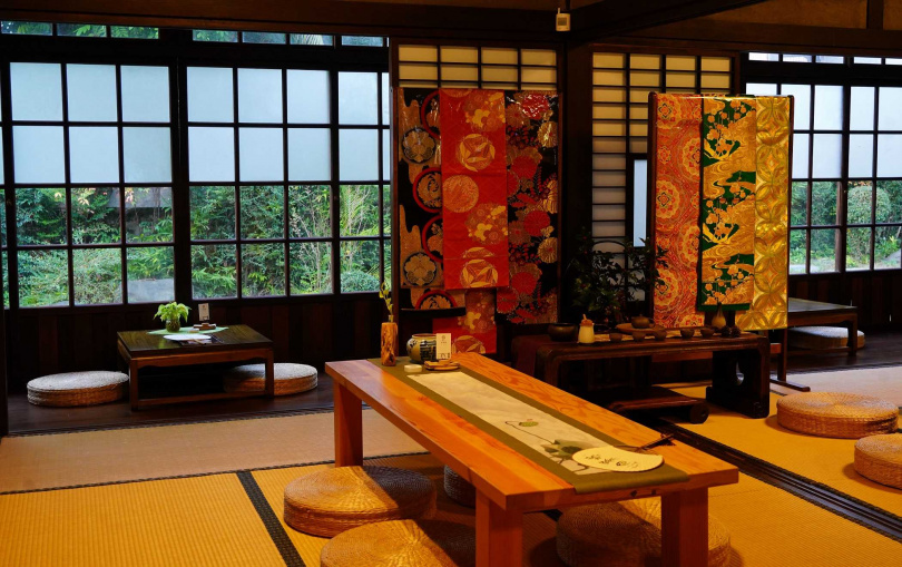 遊客可於下午茶時光坐在榻榻米上望著日式庭園，邊品茗茶飲、邊品嘗輕食茶點。